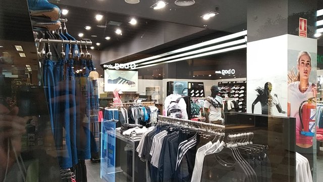 Store Madrid - La Gavia: opiniones, número de teléfono y dirección de Ropa y calzado (Madrid) | Nicelocal.es